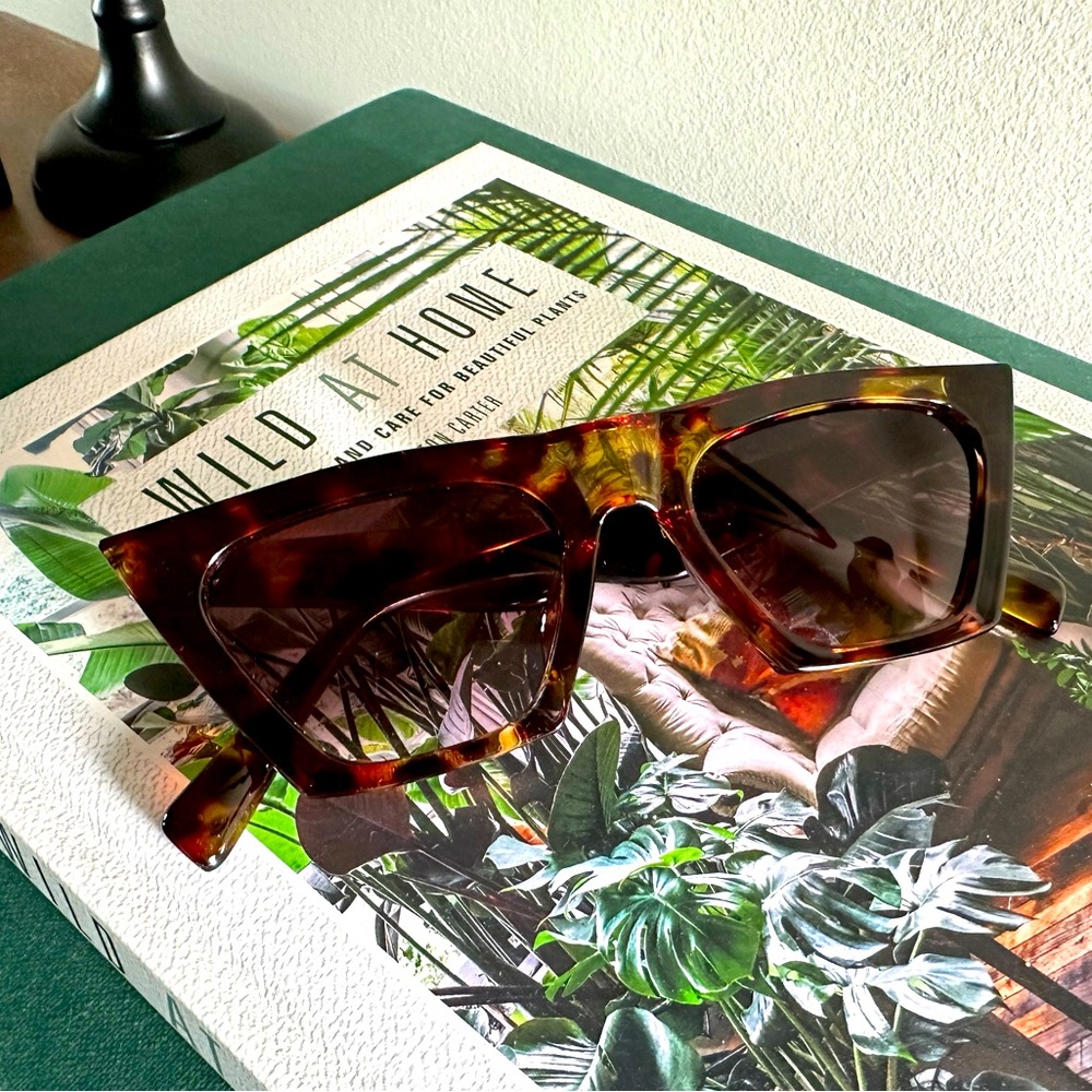 Womens sassy cheetah print sunglasses.